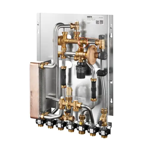 Oventrop Wohnungsstation mit Kupferwärmeübertrager und mehreren Ventilen, verknüpft durch Rohrleitungen auf einer Metallplatte installiert.
